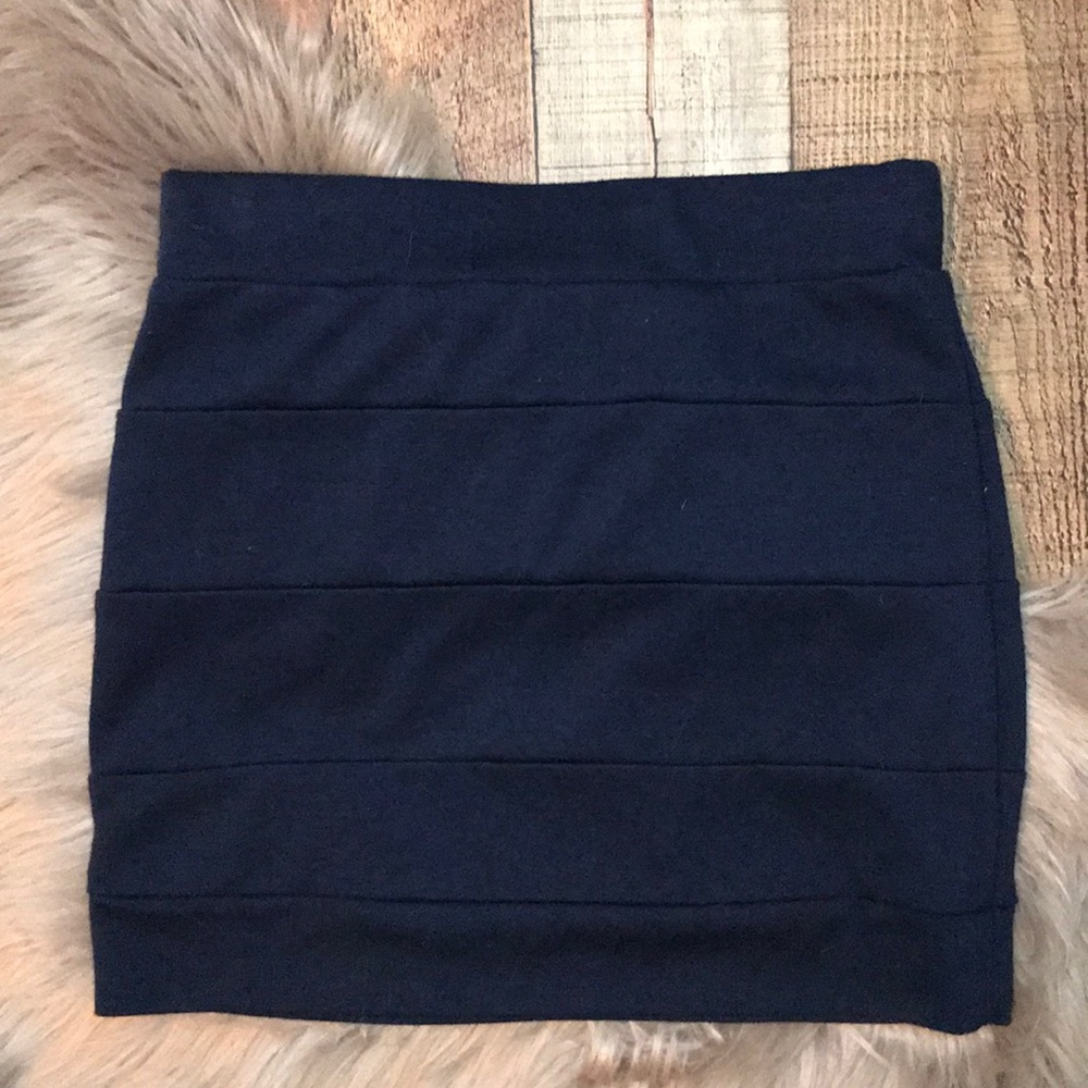 Lush bondage skirt - Picture 3 of 4